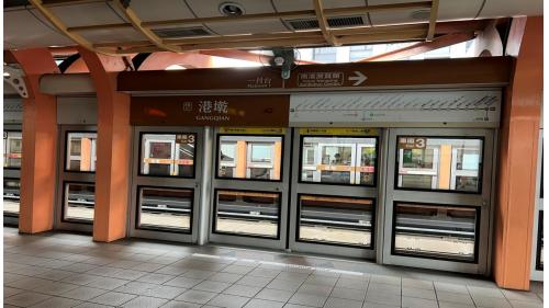 港墘站位於內湖路，於2009年7月通車。站體為為高架四層車站，設有2處出入口，三樓為大廳及月台層，四樓為天橋層，可供民眾選擇搭乘方向，港墘站設有側式月台二座及全高式月台門。其樓梯端牆設有「內湖桃花源」之公共藝術。車站附近有內湖高工及內湖科技園區。【圖/第一月台，往南港展覽館方向】