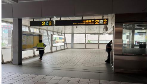 港墘站位於內湖路，於2009年7月通車。站體為為高架四層車站，設有2處出入口，三樓為大廳及月台層，四樓為天橋層，可供民眾選擇搭乘方向，港墘站設有側式月台二座及全高式月台門。其樓梯端牆設有「內湖桃花源」之公共藝術。車站附近有內湖高工及內湖科技園區。【圖/第一月台，往南港展覽館方向】