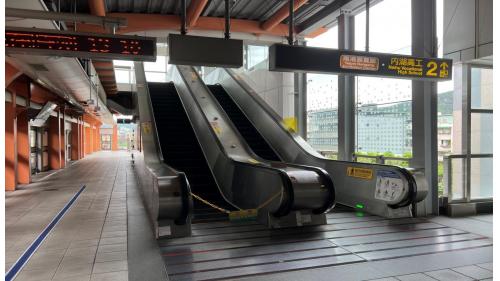 港墘站位於內湖路，於2009年7月通車。站體為為高架四層車站，設有2處出入口，三樓為大廳及月台層，四樓為天橋層，可供民眾選擇搭乘方向，港墘站設有側式月台二座及全高式月台門。其樓梯端牆設有「內湖桃花源」之公共藝術。車站附近有內湖高工及內湖科技園區。【圖/第一月台，往南港展覽館方向，可到2號出口】
&nbsp;