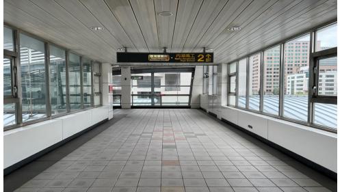 港墘站位於內湖路，於2009年7月通車。站體為為高架四層車站，設有2處出入口，三樓為大廳及月台層，四樓為天橋層，可供民眾選擇搭乘方向，港墘站設有側式月台二座及全高式月台門。其樓梯端牆設有「內湖桃花源」之公共藝術。車站附近有內湖高工及內湖科技園區。