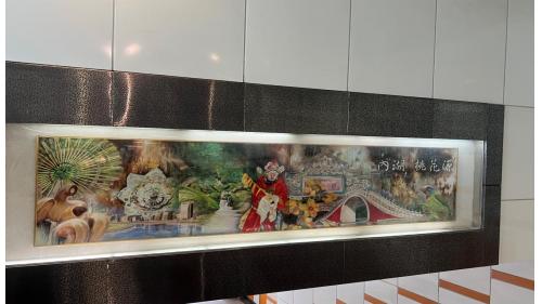 港墘站位於內湖路，於2009年7月通車。港墘站樓梯端牆設有「內湖桃花源」之公共藝術。車站附近有內湖高工及內湖科技園區。