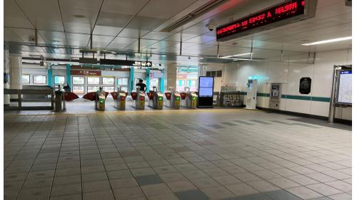 文德站副站名為碧湖公園，位於文德路上，於2009年7月通車啟用，車站附近有內湖高中，另於1號出口步行約10分鐘，可前往碧湖公園，為一座以湖為主的社區公園，湖光山色美不勝收。出口1位於車站東北側，出口2位於車站西南側，所有出口均設有無障礙電梯。