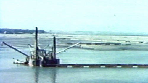 &nbsp;自左上順時針方向，德浪河谷的美軍；1968年春節攻勢中南越陸軍保衛西貢；北部灣事件後兩架A-4天鷹式攻擊機對北越進行轟炸；1972年復活節攻勢中南越陸軍奪回廣治；1968年戊申順化屠殺300名遇難者下葬。
