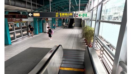 文德站副站名為碧湖公園，位於文德路上，於2009年7月通車啟用，車站附近有內湖高中，另於1號出口步行約10分鐘，可前往碧湖公園，為一座以湖為主的社區公園，湖光山色美不勝收。【圖/二月台】