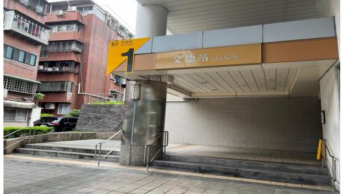 文德站副站名為碧湖公園，位於文德路上，於2009年7月通車啟用，車站附近有內湖高中，另於1號出口步行約10分鐘，可前往碧湖公園，為一座以湖為主的社區公園，湖光山色美不勝收。【圖/1號出口】
