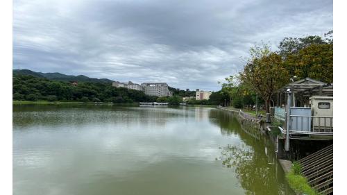 文德站副站名為碧湖公園，位於文德路上，於2009年7月通車啟用，車站附近有內湖高中，另於1號出口步行約10分鐘，可前往碧湖公園，為一座以湖為主的社區公園，湖光山色美不勝收。【圖/碧湖公園】