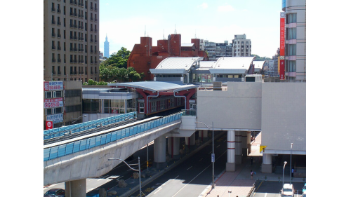 內湖站編號為BR19，位於成功路上，於2009年7月通車啟用，與CITYLINK 內湖店聯合開發大樓，為民眾逛街購物的好去處。內湖站為高架三層車站，設有2處出入口，二樓為大廳層及月台層，三樓為天橋層，可供民眾選擇搭乘方向，月台為有側式月台二座及設有全高式月台門。
&nbsp;