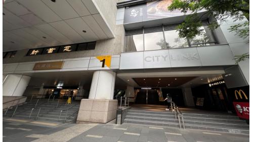 內湖站編號為BR19，位於成功路上，於2009年7月通車啟用，與CITYLINK 內湖店聯合開發大樓，為民眾逛街購物的好去處。內湖站為高架三層車站，設有2處出入口，所有出口皆位於車站北端，均設有無障礙電梯。二樓為大廳層及月台層，三樓為天橋層，可供民眾選擇搭乘方向，月台為有側式月台二座及設有全高式月台門。【圖/1號出口，位於金龍路】