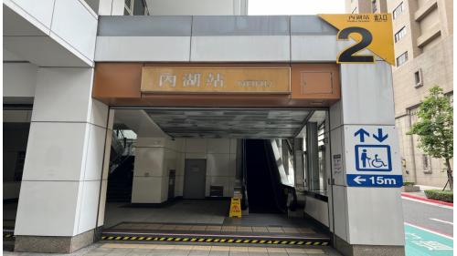 內湖站位於成功路上，於2009年7月通車啟用，與CITYLINK 內湖店聯合開發大樓，為民眾逛街購物的好去處。內湖站為高架三層車站，設有2處出入口，所有出口皆位於車站北端，均設有無障礙電梯。二樓為大廳層及月台層，三樓為天橋層，可供民眾選擇搭乘方向，月台為有側式月台二座及設有全高式月台門。【圖/2號出口，位於金湖路】