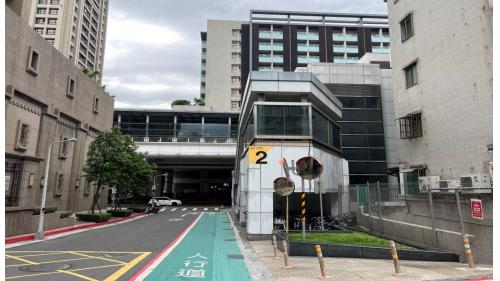 內湖站位於成功路上，於2009年7月通車啟用，與CITYLINK 內湖店聯合開發大樓，為民眾逛街購物的好去處。內湖站為高架三層車站，設有2處出入口，所有出口皆位於車站北端，均設有無障礙電梯。二樓為大廳層及月台層，三樓為天橋層，可供民眾選擇搭乘方向，月台為有側式月台二座及設有全高式月台門。【圖/2號出口，位於金湖路】翻譯
