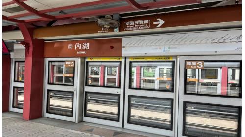 內湖站編號為BR19，位於成功路上，於2009年7月通車啟用，與CITYLINK 內湖店聯合開發大樓，為民眾逛街購物的好去處。內湖站為高架三層車站，設有2處出入口，二樓為大廳層及月台層，三樓為天橋層，可供民眾選擇搭乘方向，月台為有側式月台二座及設有全高式月台門。【圖/一月台，往南港展覽館方向】