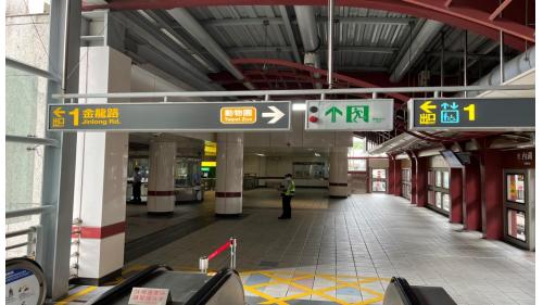 內湖站編號為BR19，位於成功路上，於2009年7月通車啟用，與CITYLINK 內湖店聯合開發大樓，為民眾逛街購物的好去處。內湖站為高架三層車站，設有2處出入口，二樓為大廳層及月台層，三樓為天橋層，可供民眾選擇搭乘方向，月台為有側式月台二座及設有全高式月台門。【圖/一月台，往南港展覽館方向】