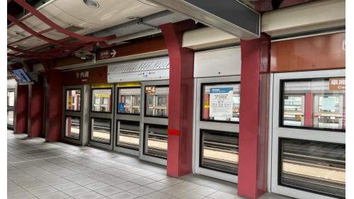 內湖站位於成功路上，於2009年7月通車啟用，與CITYLINK 內湖店聯合開發大樓，為民眾逛街購物的好去處。內湖站為高架三層車站，設有2處出入口，二樓為大廳層及月台層，三樓為天橋層，可供民眾選擇搭乘方向，月台為有側式月台二座及設有全高式月台門。【圖/二月台，往動物園方向】
&nbsp;