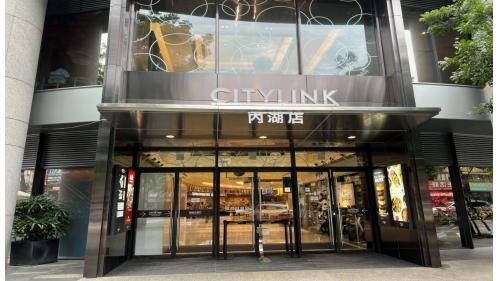 內湖站編號為BR19，位於成功路上，於2009年7月通車啟用，與CITYLINK 內湖店聯合開發大樓，為民眾逛街購物的好去處。內湖站為高架三層車站，設有2處出入口，二樓為大廳層及月台層，三樓為天橋層，可供民眾選擇搭乘方向，月台為有側式月台二座及設有全高式月台門。
&nbsp;