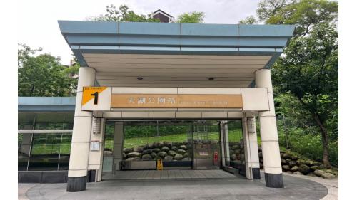 大湖公園站編號為BR20，車站位於成功路上，於2009年7月通車啟用，於出入口挑空區設有《風箏-悠遊天際》之公共藝術，附近設有大湖公園，榮登國外評選世界最美的公園之一，園區內湖光景色優美，為台北市最佳休憩景點。【圖/1號出口，大湖山莊街】