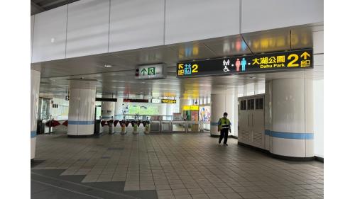 大湖公園站編號為BR20，車站位於成功路上，於2009年7月通車啟用，於出入口挑空區設有《風箏-悠遊天際》之公共藝術，附近設有大湖公園，榮登國外評選世界最美的公園之一，園區內湖光景色優美，為台北市最佳休憩景點。大湖公園站為高架三層車站，設有2處出入口，三樓為大廳層及月台層，四樓為天橋層，大湖公園站設有側式月台兩座及全高式月台門。【圖/一月台，往南港展覽館方向】
