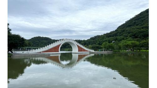 大湖公園站編號為BR20，車站位於成功路上，於2009年7月通車啟用，於出入口挑空區設有《風箏-悠遊天際》之公共藝術，附近設有大湖公園，榮登國外評選世界最美的公園之一，園區內湖光景色優美，為台北市最佳休憩景點。大湖公園站為高架三層車站，設有2處出入口，三樓為大廳層及月台層，四樓為天橋層，大湖公園站設有側式月台兩座及全高式月台門。【圖/大湖公園】