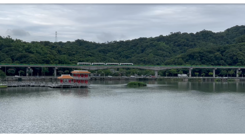 大湖公園站編號為BR20，車站位於成功路上，於2009年7月通車啟用，於出入口挑空區設有《風箏-悠遊天際》之公共藝術，附近設有大湖公園，榮登國外評選世界最美的公園之一，園區內湖光景色優美，為台北市最佳休憩景點。大湖公園站為高架三層車站，設有2處出入口，三樓為大廳層及月台層，四樓為天橋層，大湖公園站設有側式月台兩座及全高式月台門。【圖/大湖公園】