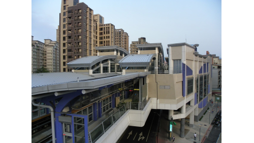 葫洲車站編號為BR21，位於康寧路上，於2009年7月通車啟用，葫洲站為內湖線唯一裝設雙弧形隔音牆的車站，效果較一般的隔音牆好，葫洲站配合當地的休閒環境，利用站體裝修，創造輕鬆愉悅的氣氛。葫洲站為高架四層之車站，共設2處出入口，三樓為大廳層及月台層，地上四樓為天橋層，可供民眾選擇搭乘方向，月台為側式月台兩座及設有全高式月台門。
&nbsp;