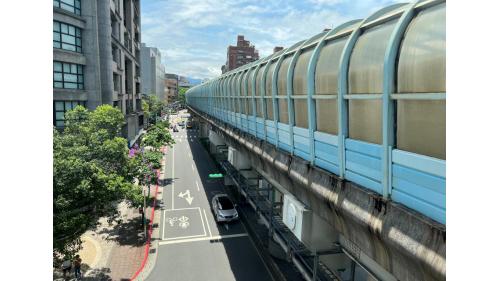 葫洲車站編號為BR21，位於康寧路上，於2009年7月通車啟用，葫洲站為內湖線唯一裝設雙弧形隔音牆的車站，效果較一般的隔音牆好，葫洲站配合當地的休閒環境，利用站體裝修，創造輕鬆愉悅的氣氛。葫洲站為高架四層之車站，共設2處出入口，三樓為大廳層及月台層，地上四樓為天橋層，可供民眾選擇搭乘方向，月台為側式月台兩座及設有全高式月台門。