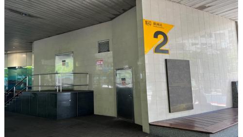 葫洲車站位於康寧路上，於2009年7月通車啟用，為高架四層之車站，共設2處出入口，三樓為大廳層及月台層，地上四樓為天橋層，可供民眾選擇搭乘方向，月台為側式月台兩座及設有全高式月台門。【圖/出口2位於車站西側，康寧路三段】
&nbsp;
