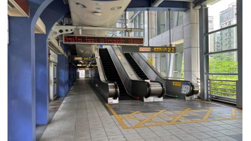 葫洲車站位於康寧路上，於2009年7月通車啟用，為高架四層之車站，共設2處出入口，三樓為大廳層及月台層，地上四樓為天橋層，可供民眾選擇搭乘方向，月台為側式月台兩座及設有全高式月台門。【葫洲站一月台】