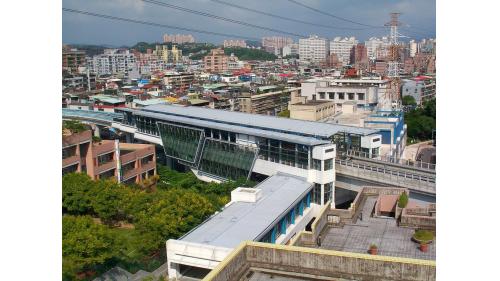東湖站編號為BR22，位於在康寧路三段路上，於2009年7月通車啟用，由於站體往北需跨越五分街天橋，往南需橫越中山高速公路，故將站體設計高度達20公尺，成為目前最高的站體，被稱做「天頂捷運站」。東湖站3號出口可前往安康公園，鄰近有南湖國小及南湖高中。【圖/東湖站站體】
&nbsp;