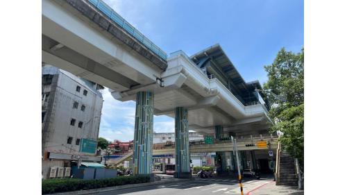 東湖站編號為BR22，位於在康寧路三段路上，於2009年7月通車啟用，由於站體往北需跨越五分街天橋，往南需橫越中山高速公路，故將站體設計高度達20公尺，成為目前最高的站體，被稱做「天頂捷運站」。東湖站3號出口可前往安康公園，鄰近有南湖國小及南湖高中。【圖/東湖站站體】
&nbsp;
