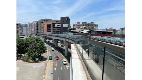東湖站編號為BR22，位於在康寧路三段路上，於2009年7月通車啟用，由於站體往北需跨越五分街天橋，往南需橫越中山高速公路，故將站體設計高度達20公尺，成為目前最高的站體，被稱做「天頂捷運站」。東湖站3號出口可前往安康公園，鄰近有南湖國小及南湖高中。【圖/東湖站站體】