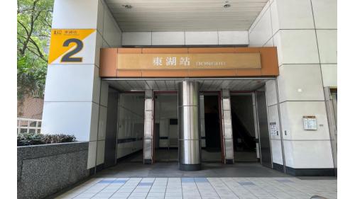 東湖站位於在康寧路三段路上，於2009年7月通車啟用。車站為高架三層車站，共設有3處出入口，二樓為大廳層，三樓為月台層，為兩座側式月台。【圖/東湖站2號出口，位於車站西側，南湖高中，位於車站東側，無障礙電梯設於出口2、3)。】