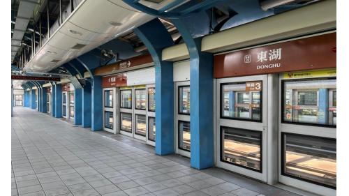 東湖站位於在康寧路三段路上，於2009年7月通車啟用。車站為高架三層車站，共設有3處出入口，二樓為大廳層，三樓為月台層，為兩座側式月台，在一樓牆面設有《湖波盪漾》之公共藝術。【圖/東湖站一月台】