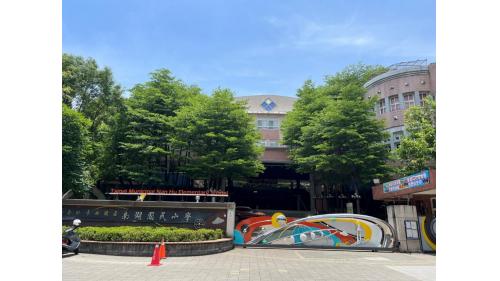 東湖站編號為BR22，位於康寧路三段路上，於2009年7月通車啟用。東湖站3號出口附近有安康公園，鄰近有南湖國小及南湖高中。【圖/南湖國小】
&nbsp;