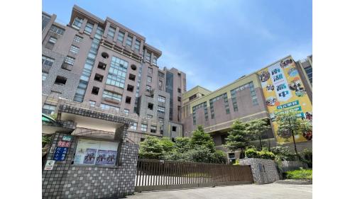 東湖站編號為BR22，位於康寧路三段路上，於2009年7月通車啟用。東湖站3號出口附近有安康公園，鄰近有南湖國小及南湖高中。【圖/南湖高中】