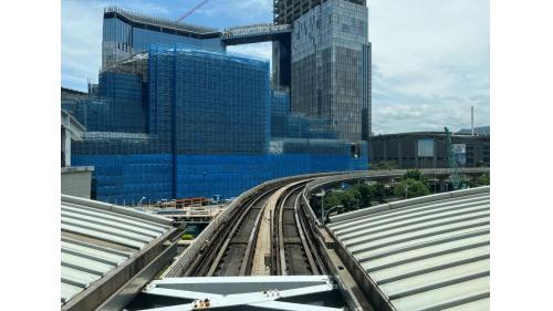 南港軟體園區站位於經貿二路上，於2009年7月通車啟用，為高架三層之車站，共有2處出入口，1號出入口位於車站西端，出口2位於車站東端，所有出口均設有無障礙電梯，其中2號出口設有連通中國信託。