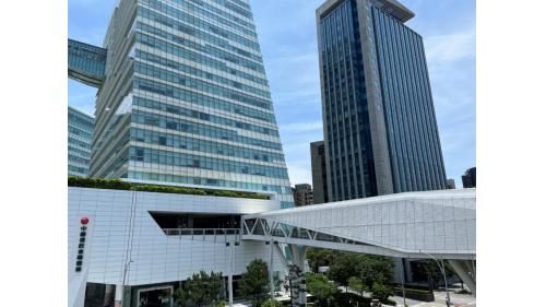 南港軟體園區站位於經貿二路上，於2009年7月通車啟用，為高架三層之車站，共有2處出入口，1號出入口位於車站西端，出口2位於車站東端，所有出口均設有無障礙電梯，其中2號出口設有連通中國信託。【圖/南港軟體園區站1號出口，南港軟體園區】