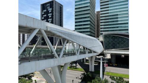 南港軟體園區站位於經貿二路上，於2009年7月通車啟用，為高架三層之車站，共有2處出入口，1號出入口位於車站西端，出口2位於車站東端，所有出口均設有無障礙電梯，其中2號出口設有連通中國信託。【圖/南港軟體園區站1號出口，南港軟體園區】
&nbsp;