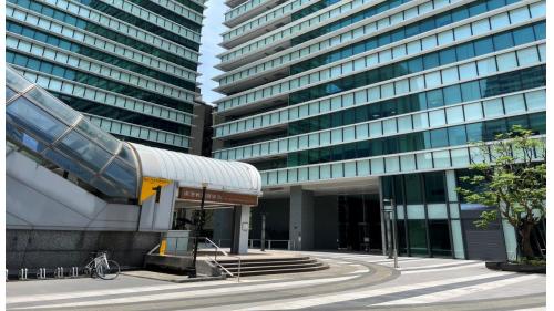 南港軟體園區站位於經貿二路上，於2009年7月通車啟用，為高架三層之車站，共有2處出入口，1號出入口位於車站西端，出口2位於車站東端，所有出口均設有無障礙電梯，其中2號出口設有連通中國信託金融園區及經貿二路的天橋。【圖/南港軟體園區站1號出口，南港軟體園區】
&nbsp;