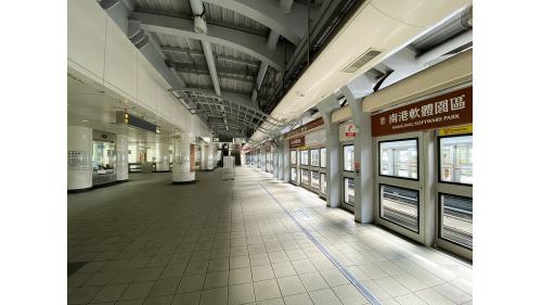 南港軟體園區站位於經貿二路上，於2009年7月通車啟用，為高架三層之車站，共有2處出入口，其中2號出口設有連通中國信託金融園區及經貿二路的天橋。南港軟體園區站二樓為大廳層及月台層，三樓為天橋層，可供民眾選擇搭乘方向，月台設有二座側式月台及全高式月台門。
&nbsp;