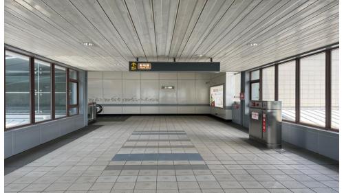 南港軟體園區站位於經貿二路上，於2009年7月通車啟用，為高架三層之車站，共有2處出入口，其中2號出口設有連通中國信託金融園區及經貿二路的天橋。南港軟體園區站二樓為大廳層及月台層，三樓為天橋層，可供民眾選擇搭乘方向，月台設有二座側式月台及全高式月台門。