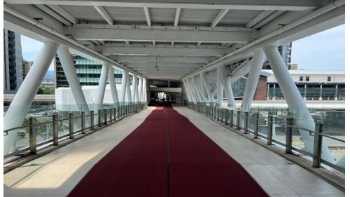 南港軟體園區站位於經貿二路上，於2009年7月通車啟用，為高架三層之車站，共有2處出入口，其中2號出口設有連通中國信託。金融園區及經貿二路的天橋。南港軟體園區站二樓為大廳層及月台層，三樓為天橋層，可供民眾選擇搭乘方向，月台設有二座側式月台及全高式月台門。
&nbsp;