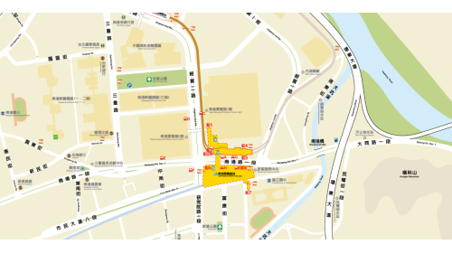 南港展覽館站為板南線之轉乘站，車站位於南港路兩側，文湖線編號為BR24，於2009年7月通車啟用，板南線編號為BL18，於2011年通車啟用。南港展覽館站為目前台北捷運東側最重要之轉運站，同時也是台北捷運系統唯一雙路線端點車站，車站外設有南港展覽館，館內不定期設有各式展覽、活動等等。
&nbsp;