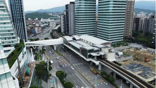 南港展覽館站為地上地下各三層車站，設有8處出入口，地下一樓為轉乘通道層，地下二樓為板南線大廳層，地下三樓為板南線月台層，地上一樓為文湖線大廳層，地上三樓為文湖線月台層，兩月台各設有島式月台及全高式月台門。在南港展覽館站內多處皆設有公共藝術。
&nbsp;
