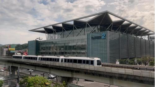 南港展覽館站為地上地下各三層車站，設有8處出入口，地下一樓為轉乘通道層，地下二樓為板南線大廳層，地下三樓為板南線月台層，地上一樓為文湖線大廳層，地上三樓為文湖線月台層，兩月台各設有島式月台及全高式月台門。在南港展覽館站內多處皆設有公共藝術。
&nbsp;