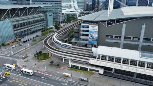 南港展覽館站為地上地下各三層車站，設有8處出入口，地下一樓為轉乘通道層，地下二樓為板南線大廳層，地下三樓為板南線月台層，地上一樓為文湖線大廳層，地上三樓為文湖線月台層，兩月台各設有島式月台及全高式月台門。在南港展覽館站內多處皆設有公共藝術。