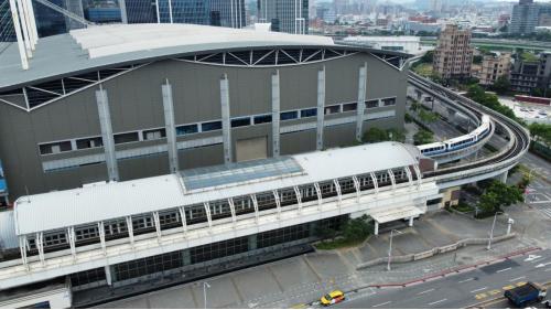 &nbsp;捷運內湖線沿線車站南港展覽館站(BL23/BR24)站體：南港展覽館站為地上地下各三層車站，設有8處出入口，地下一樓為轉乘通道層，地下二樓為板南線大廳層，地下三樓為板南線月台層，地上一樓為文湖線大廳層，地上三樓為文湖線月台層，兩月台各設有島式月台及全高式月台門。在南港展覽館站內多處皆設有公共藝術。