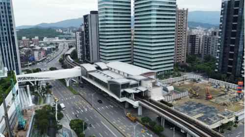 南港展覽館站為地上地下各三層車站，設有8處出入口，地下一樓為轉乘通道層，地下二樓為板南線大廳層，地下三樓為板南線月台層，地上一樓為文湖線大廳層，地上三樓為文湖線月台層，兩月台各設有島式月台及全高式月台門。在南港展覽館站內多處皆設有公共藝術。
&nbsp;