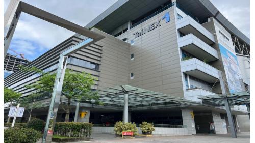南港展覽館站為地上地下各三層車站，設有8處出入口，地下一樓為轉乘通道層，地下二樓為板南線大廳層，地下三樓為板南線月台層，地上一樓為文湖線大廳層，地上三樓為文湖線月台層，兩月台各設有島式月台及全高式月台門。【圖/南館展覽館站1號出口，位於經貿二路東側，可通往南港展覽館1館】