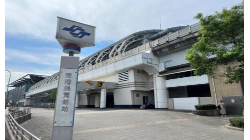 南港展覽館站於2009年7月通車啟用。南港展覽館站為目前台北捷運東側最重要之轉運站，同時也是台北捷運系統唯一雙路線端點車站，車站外設有南港展覽館，館內不定期設有各式展覽、活動等等。【圖/南港路一段（南港路北側，經貿一路口)】