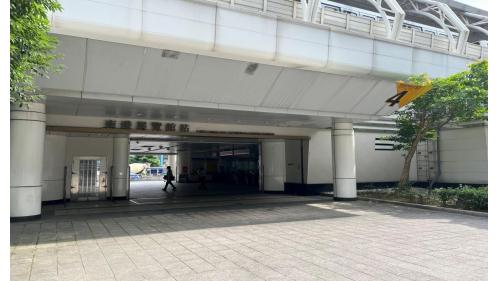 南港展覽館站於2009年7月通車啟用。南港展覽館站為目前台北捷運東側最重要之轉運站，同時也是台北捷運系統唯一雙路線端點車站，車站外設有南港展覽館，館內不定期設有各式展覽、活動等等。【圖/4號出口，經貿一路（經貿一路西側）】