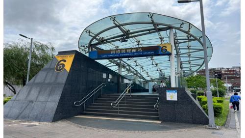 南港展覽館站為地上地下各三層車站，設有8處出入口，地下一樓為轉乘通道層，地下二樓為板南線大廳層，地下三樓為板南線月台層，地上一樓為文湖線大廳層，地上三樓為文湖線月台層，兩月台各設有島式月台及全高式月台門。【圖/南館展覽館站6號出口，位於南港路一段】
&nbsp;
&nbsp;
&nbsp;
&nbsp;
&nbsp;